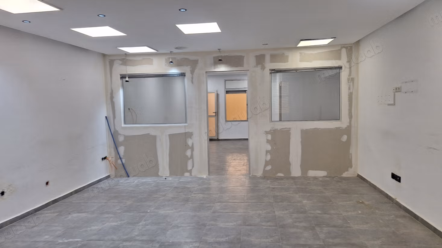Bureaux à louer à CIL Hay Salam. Surface totale 109 m². Ascenseur et garage
