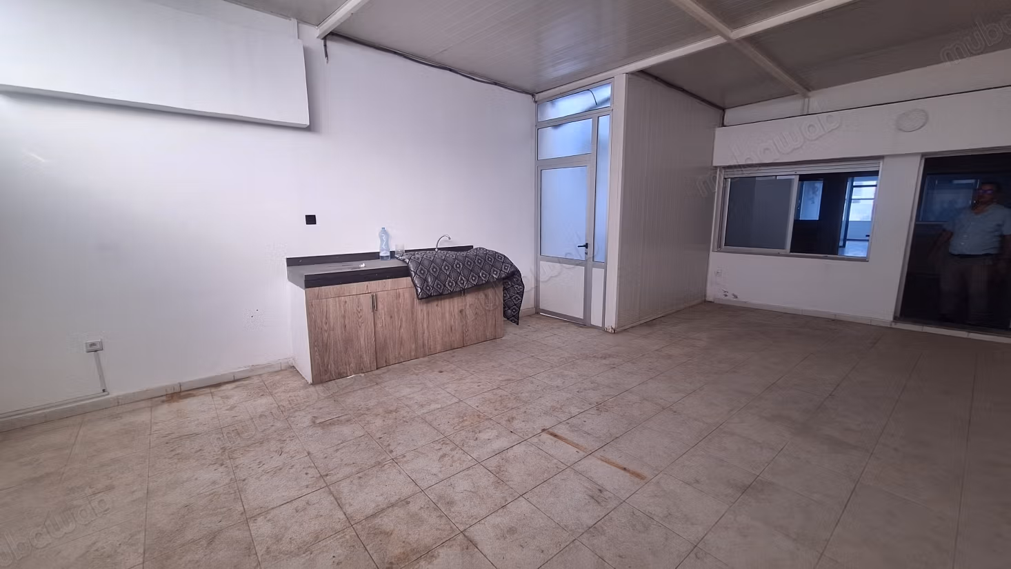 Bureaux à louer à CIL Hay Salam. Surface totale 109 m². Ascenseur et garage
