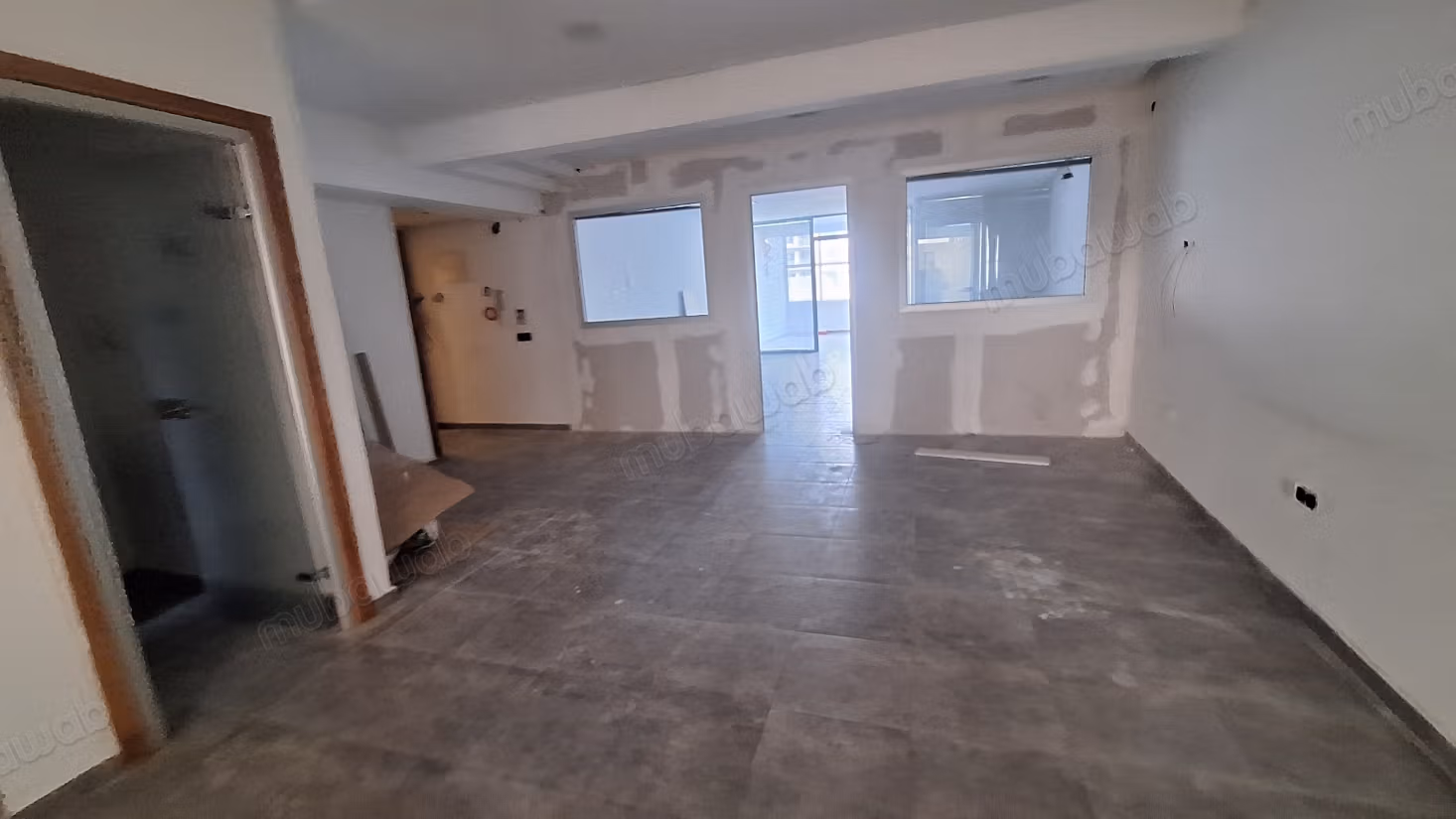 Bureaux à louer à CIL Hay Salam. Surface totale 109 m². Ascenseur et garage