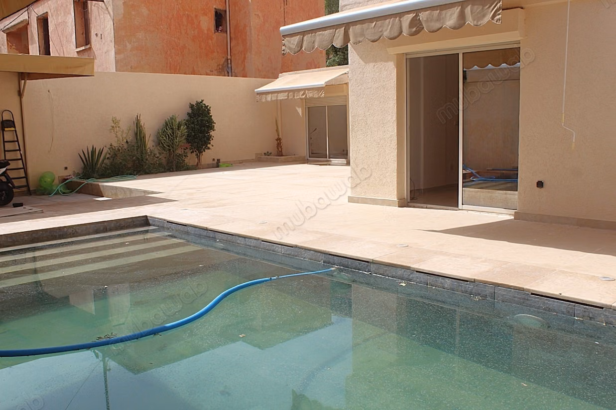 UNIQUE. Appartement avec jardin et piscine privée