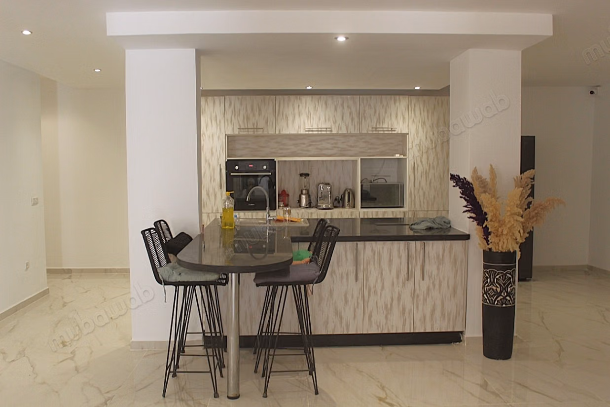 UNIQUE. Appartement avec jardin et piscine privée