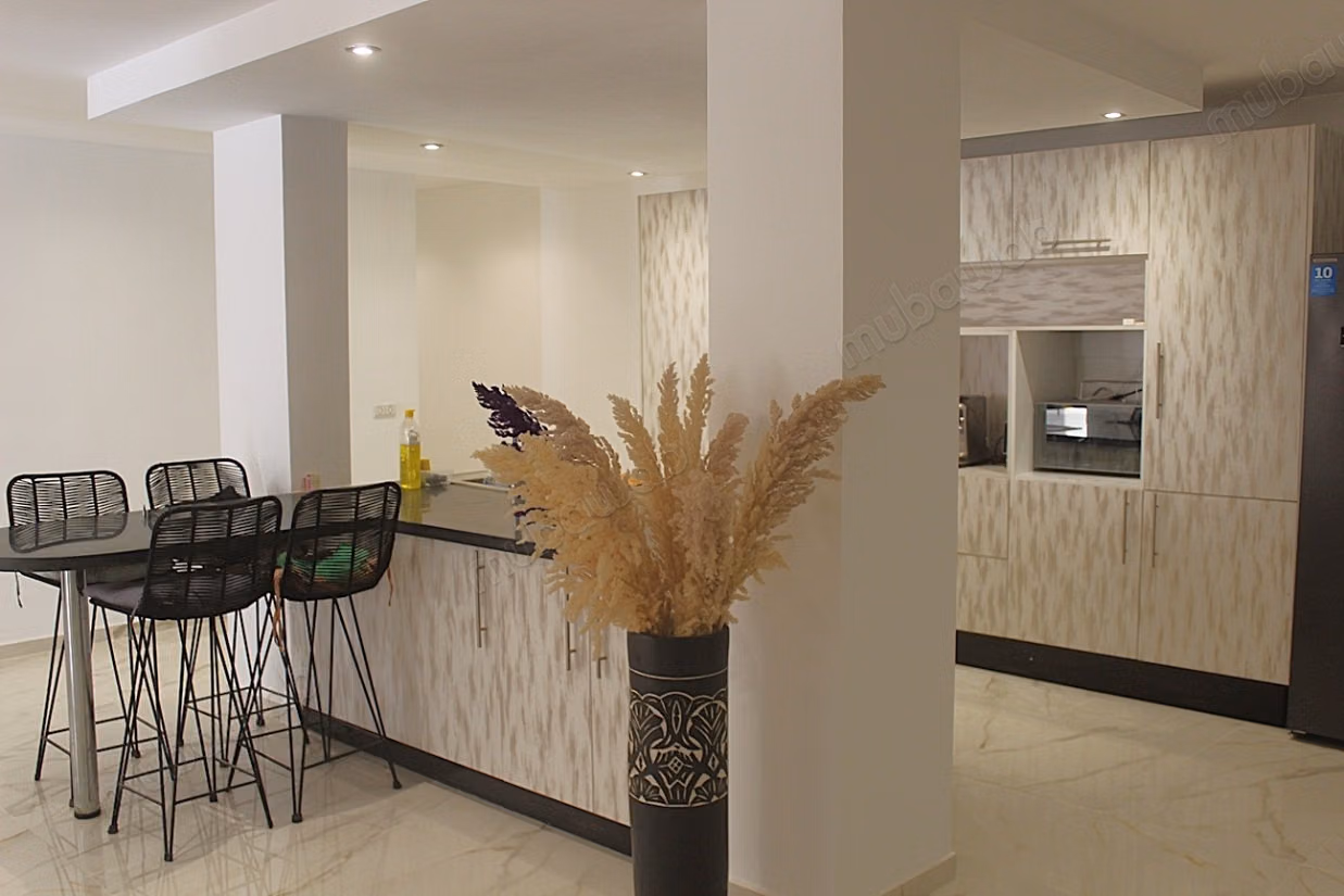 UNIQUE. Appartement avec jardin et piscine privée