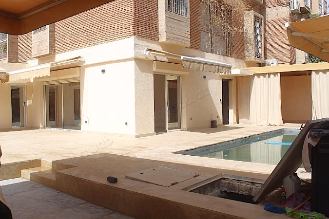 UNIQUE. Appartement avec jardin et piscine privée
