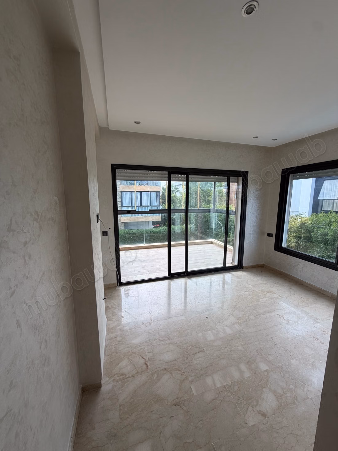 Rent this apartment in Dar Bouazza. Total area 90 m². Concierge service, beautiful pool