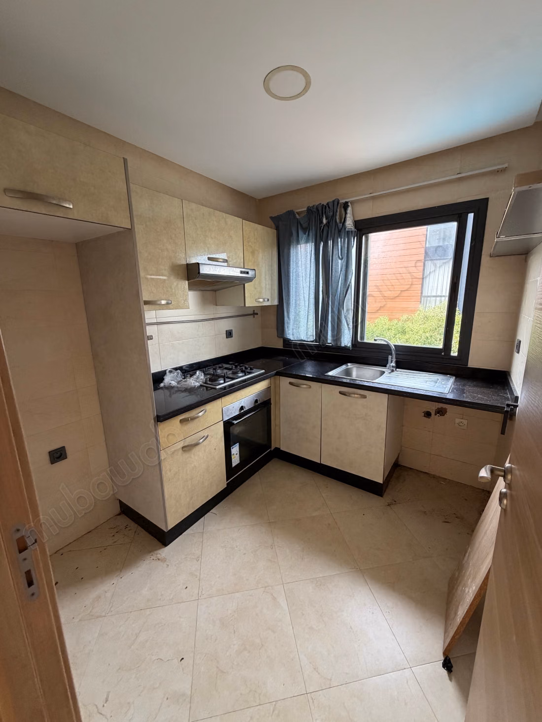 Rent this apartment in Dar Bouazza. Total area 90 m². Concierge service, beautiful pool