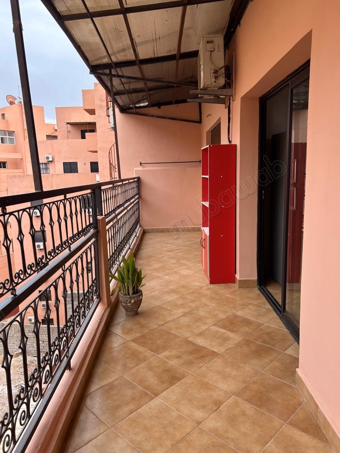 Louez cet appartement à Guéliz. 3 grandes pièces. Terrasse et ascenseur