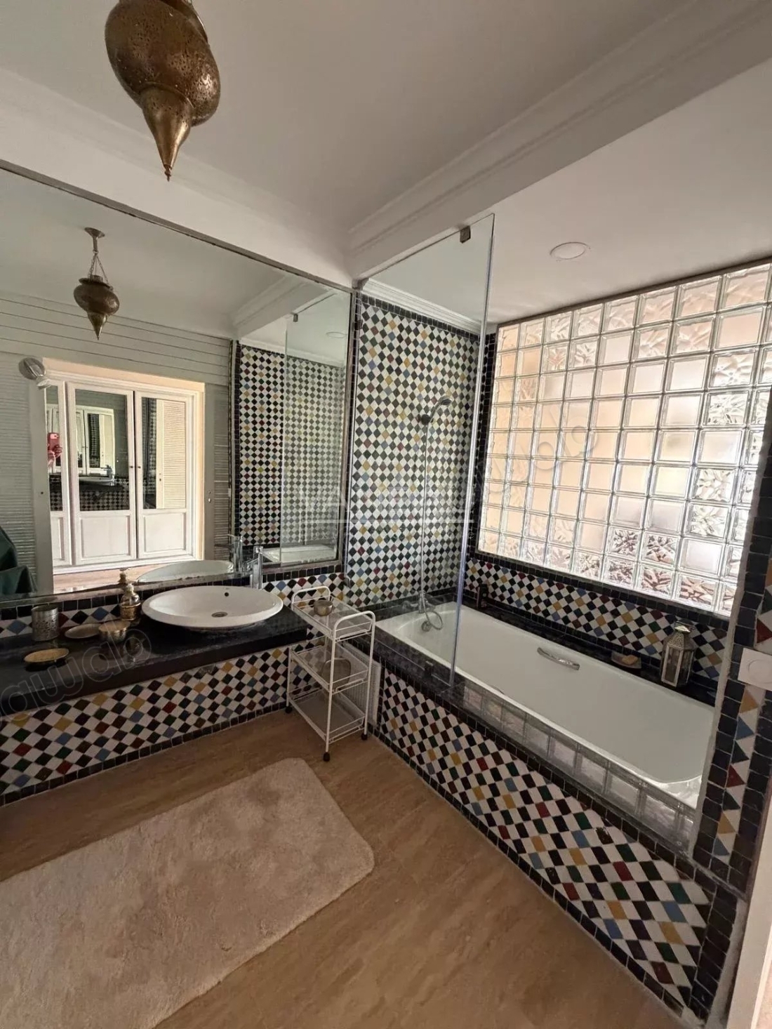 Appartement meublé avec grande terrasse à louer