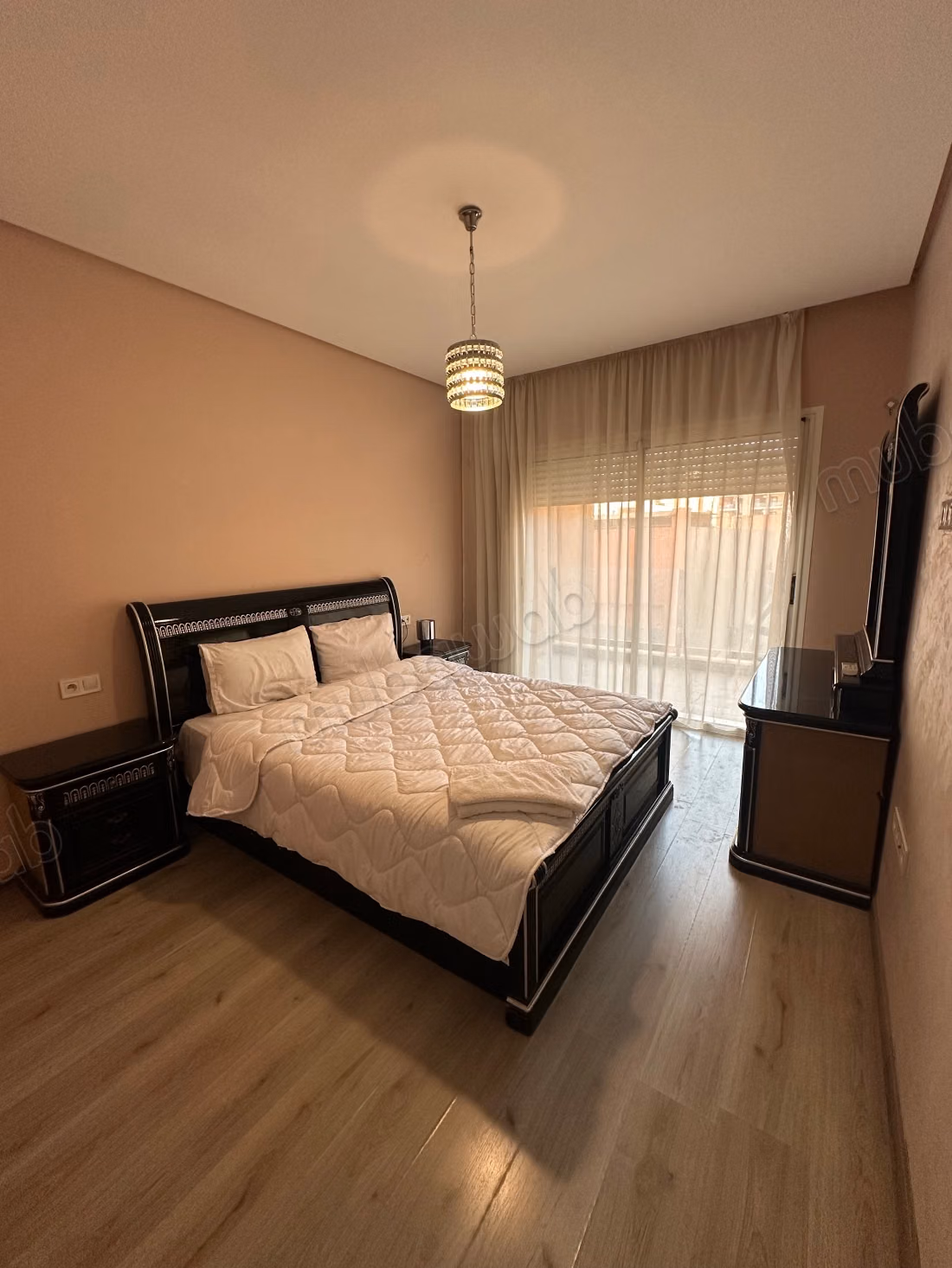 Location d'un appartement à Hivernage. 
3 chambres agréables. 
Parking et ascenseur