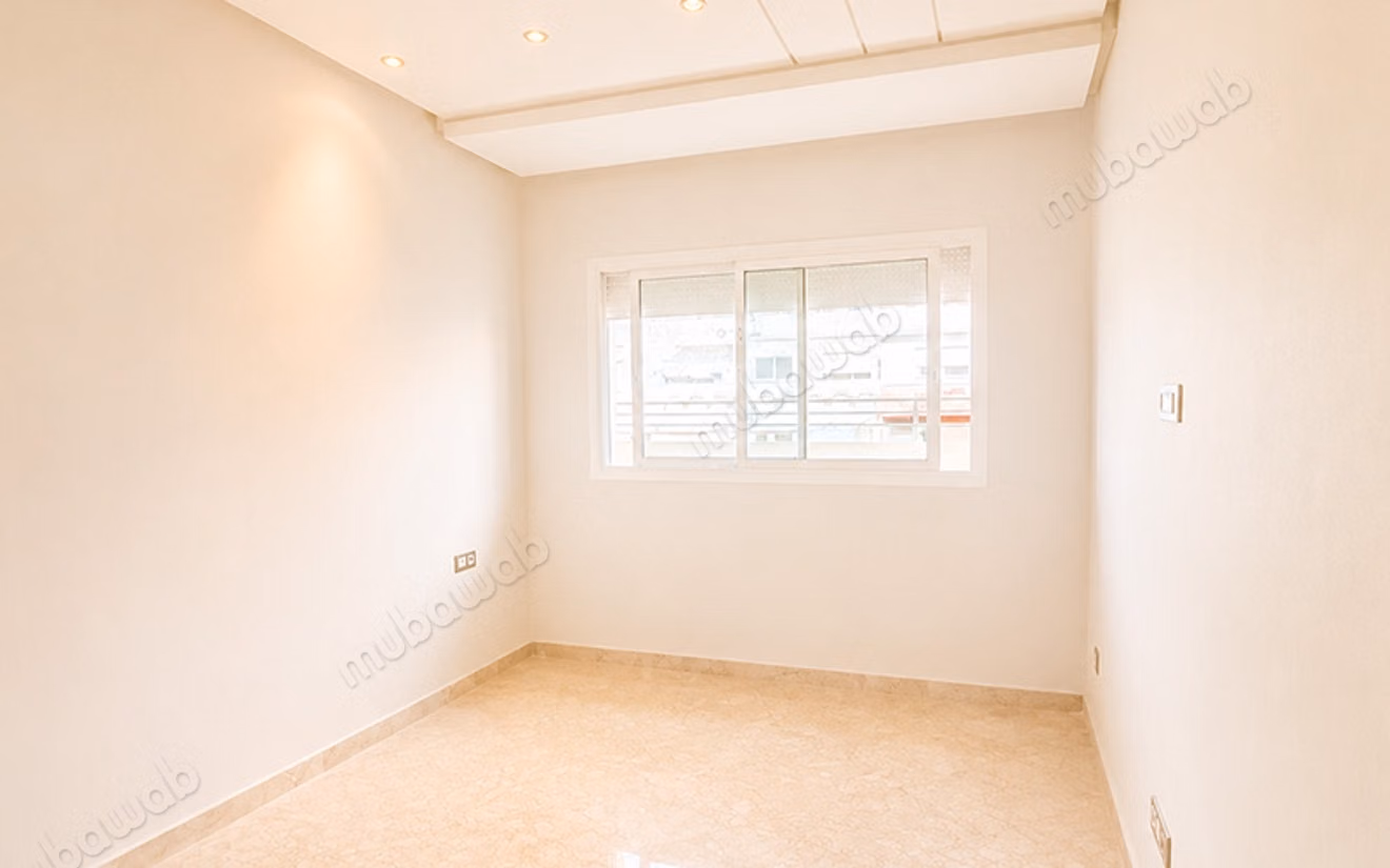 Appartamento vuoto con terrazza in affitto
