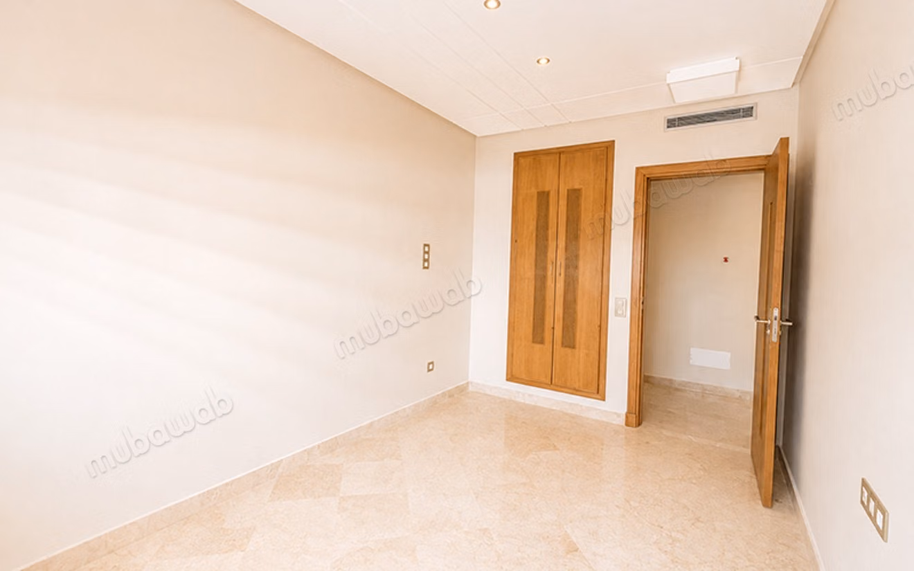 Appartamento vuoto con terrazza in affitto