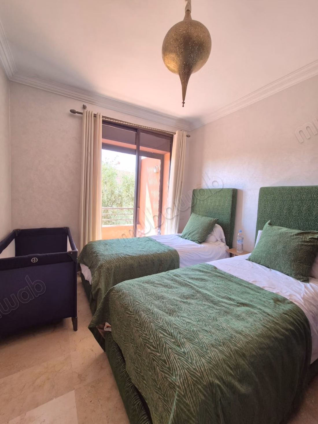 Dans un domaine avec golf, piscine et base de sports nautiques, jolie villa, 3 ch, terrasse