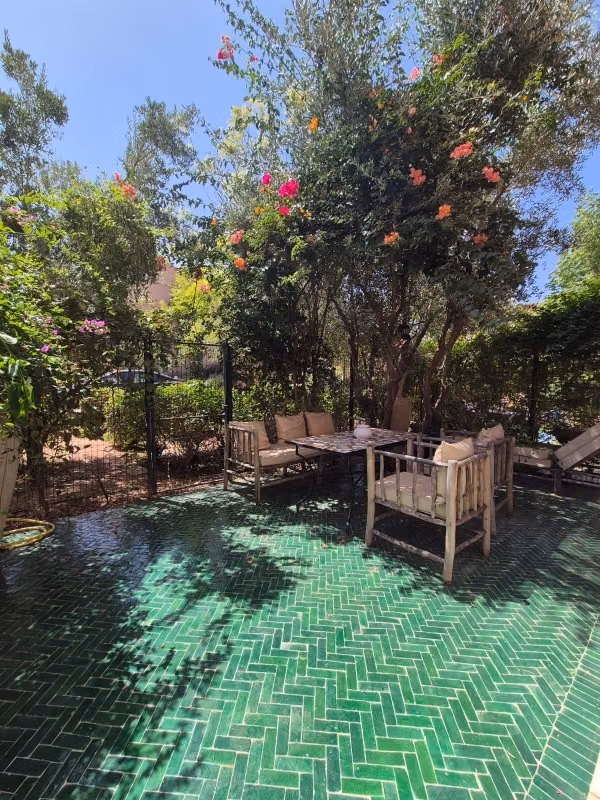 Dans un domaine avec golf, piscine et base de sports nautiques, jolie villa, 3 ch, terrasse