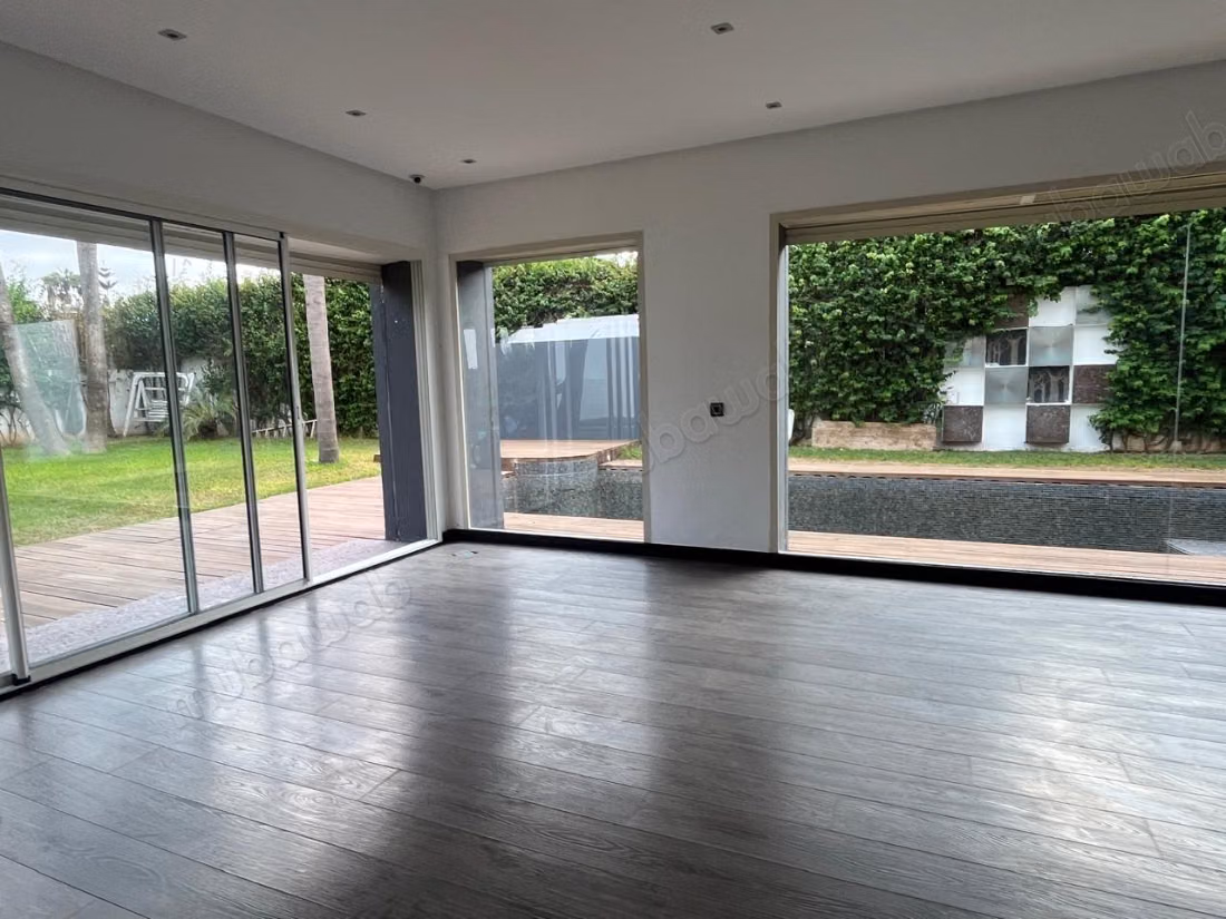 Premium villa for office use for rent in Anfa. Area 1000 m². Beautiful terraces and garden