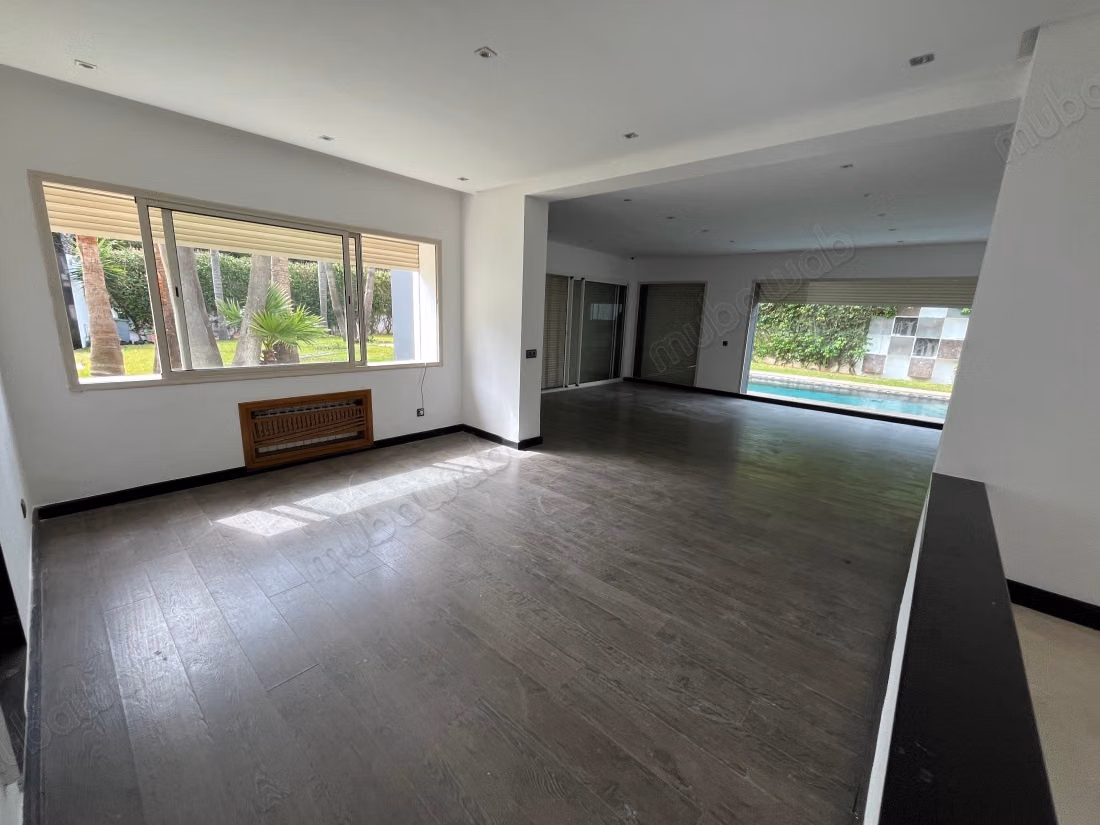 Villa premium à usage Bureaux en location à Anfa. Superficie 1000 m². Belles terrasses et jardin