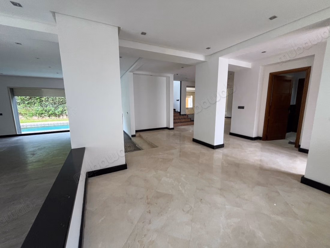 Villa premium à usage Bureaux en location à Anfa. Superficie 1000 m². Belles terrasses et jardin