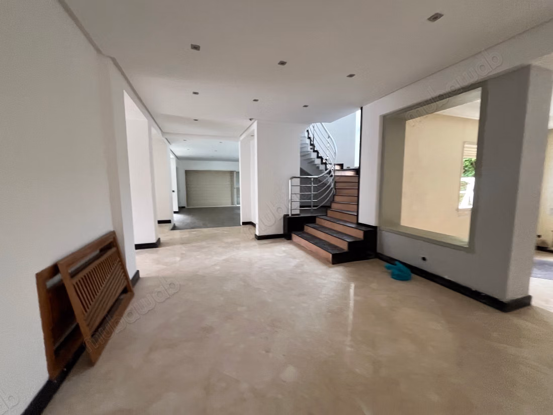 Villa premium à usage Bureaux en location à Anfa. Superficie 1000 m². Belles terrasses et jardin