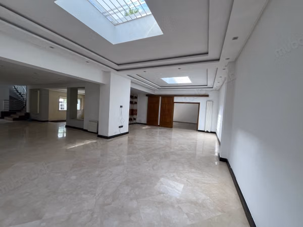 Villa premium à usage Bureaux en location à Anfa. Superficie 1000 m². Belles terrasses et jardin