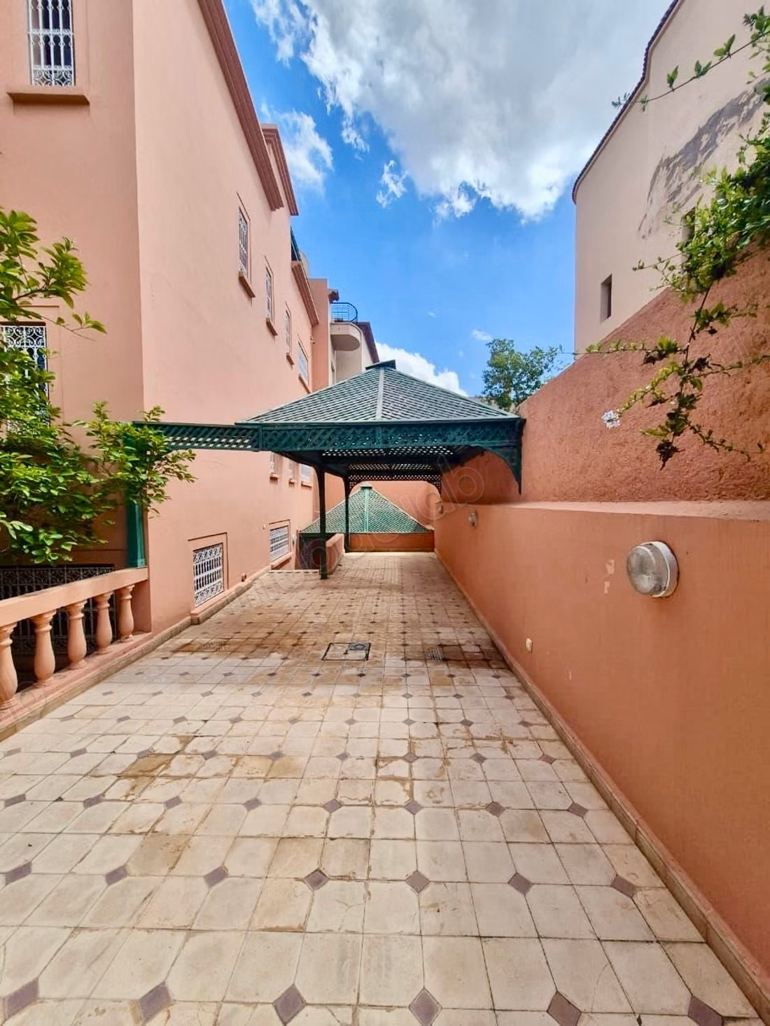Villa 300m2 à TARGA. À 3 650 000dhs. 4chambres