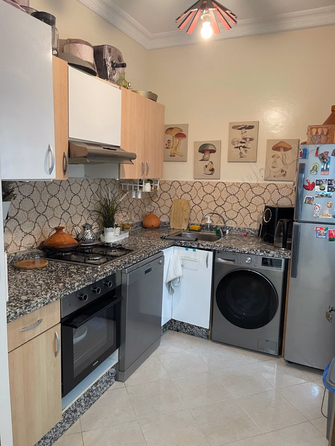 Vendita di un bel appartamento a deroua. 5 camere confortevoli. Sistema satellitare e soggiorno marocchino