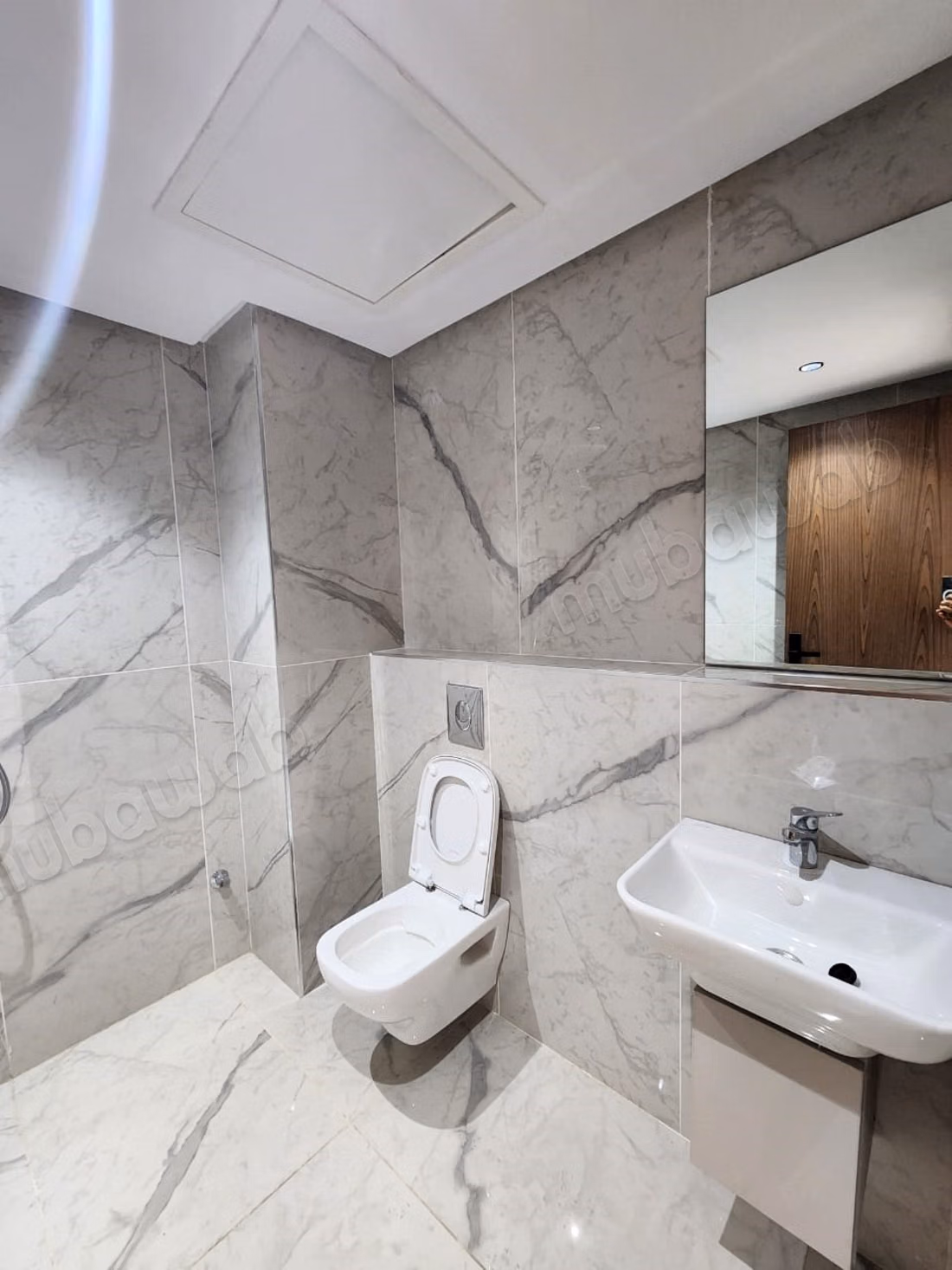 Luxury empty 2-bedroom apartment with living room in Maarif facing Twins
