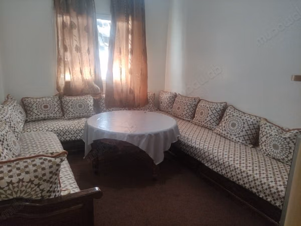 Superbe appartement à louer à Hay Salam. 2 pièces confortables. Salon traditionnel marocain, résidence sécurisée