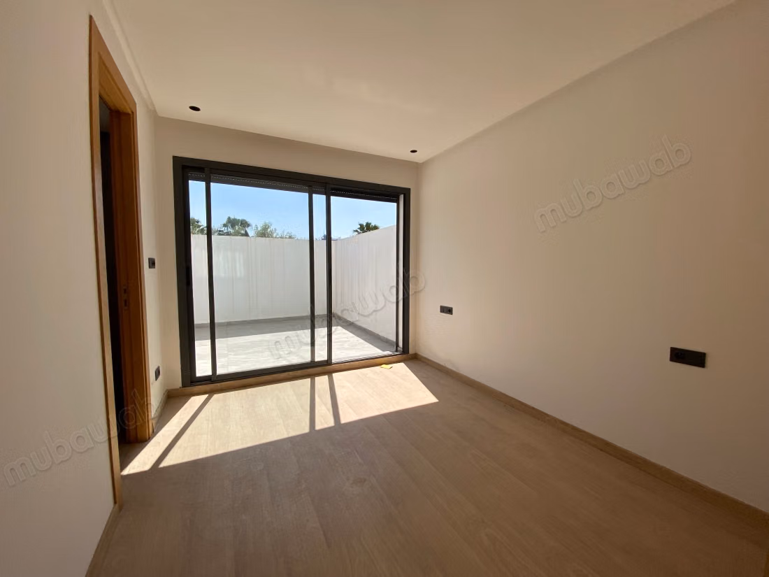 Superbe appartement à vendre à Les princesses. 
8 pièces confortables. 
Ascenseur et terrasse