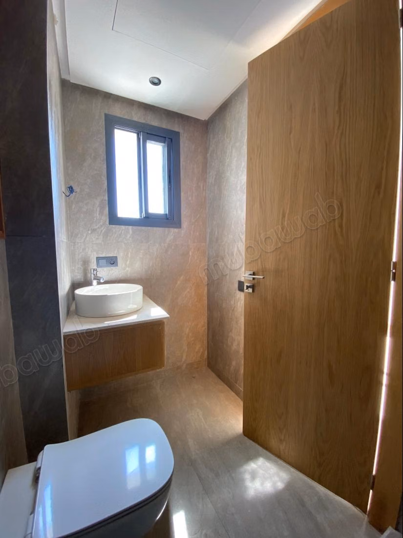 Superbe appartement à vendre à Les princesses. 
8 pièces confortables. 
Ascenseur et terrasse
