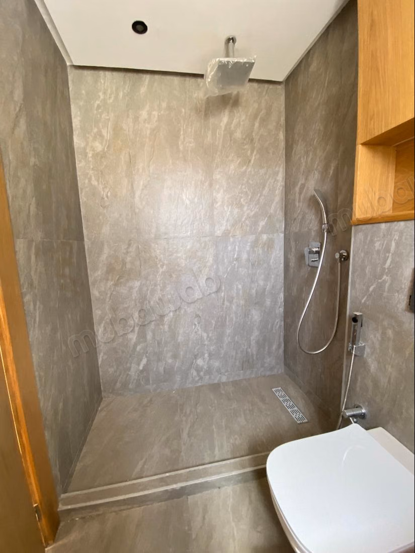 Superbe appartement à vendre à Les princesses. 
8 pièces confortables. 
Ascenseur et terrasse