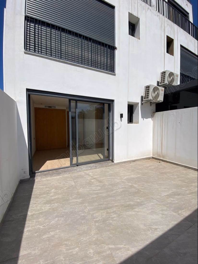 Superbe appartement à vendre à Les princesses. 
8 pièces confortables. 
Ascenseur et terrasse