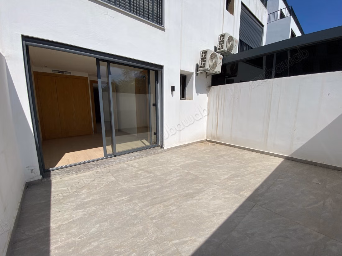 Superbe appartement à vendre à Les princesses. 
8 pièces confortables. 
Ascenseur et terrasse