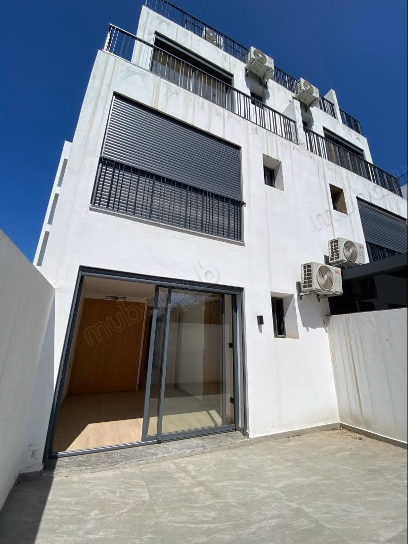 Superbe appartement à vendre à Les princesses. 
8 pièces confortables. 
Ascenseur et terrasse
