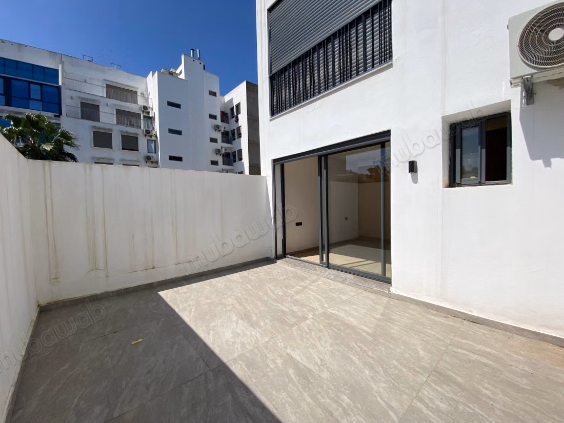 Superbe appartement à vendre à Les princesses. 
8 pièces confortables. 
Ascenseur et terrasse