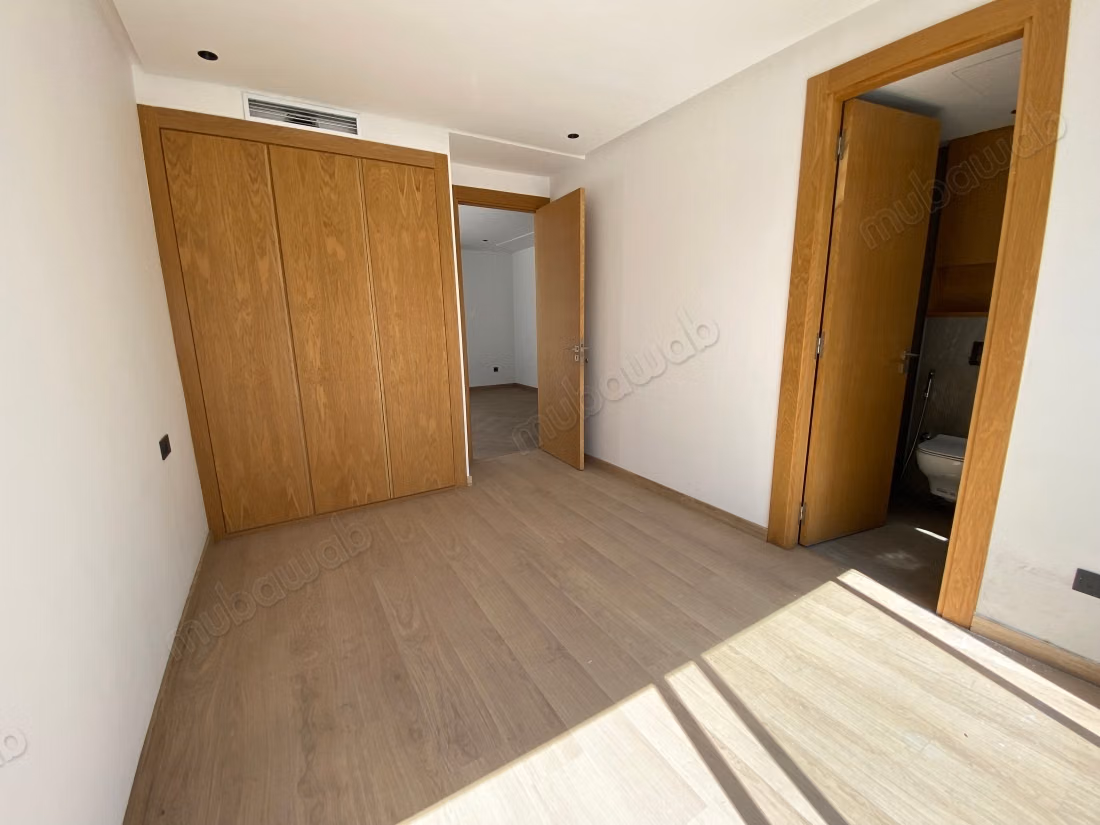 Superbe appartement à vendre à Les princesses. 
8 pièces confortables. 
Ascenseur et terrasse