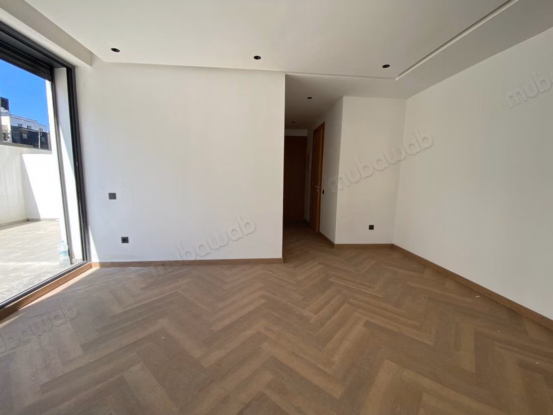 Superbe appartement à vendre à Les princesses. 
8 pièces confortables. 
Ascenseur et terrasse