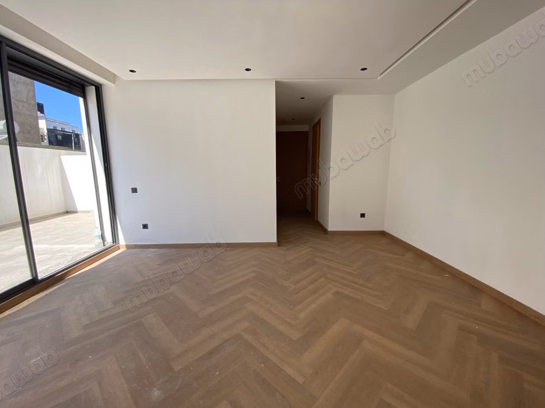 Superbe appartement à vendre à Les princesses. 
8 pièces confortables. 
Ascenseur et terrasse
