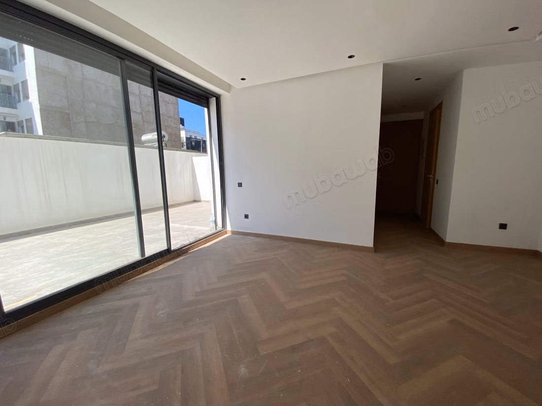 Superbe appartement à vendre à Les princesses. 
8 pièces confortables. 
Ascenseur et terrasse