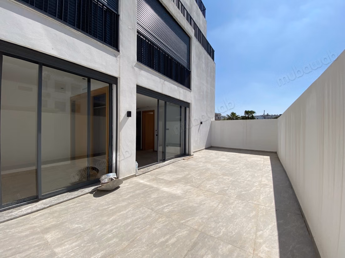 Superbe appartement à vendre à Les princesses. 
8 pièces confortables. 
Ascenseur et terrasse