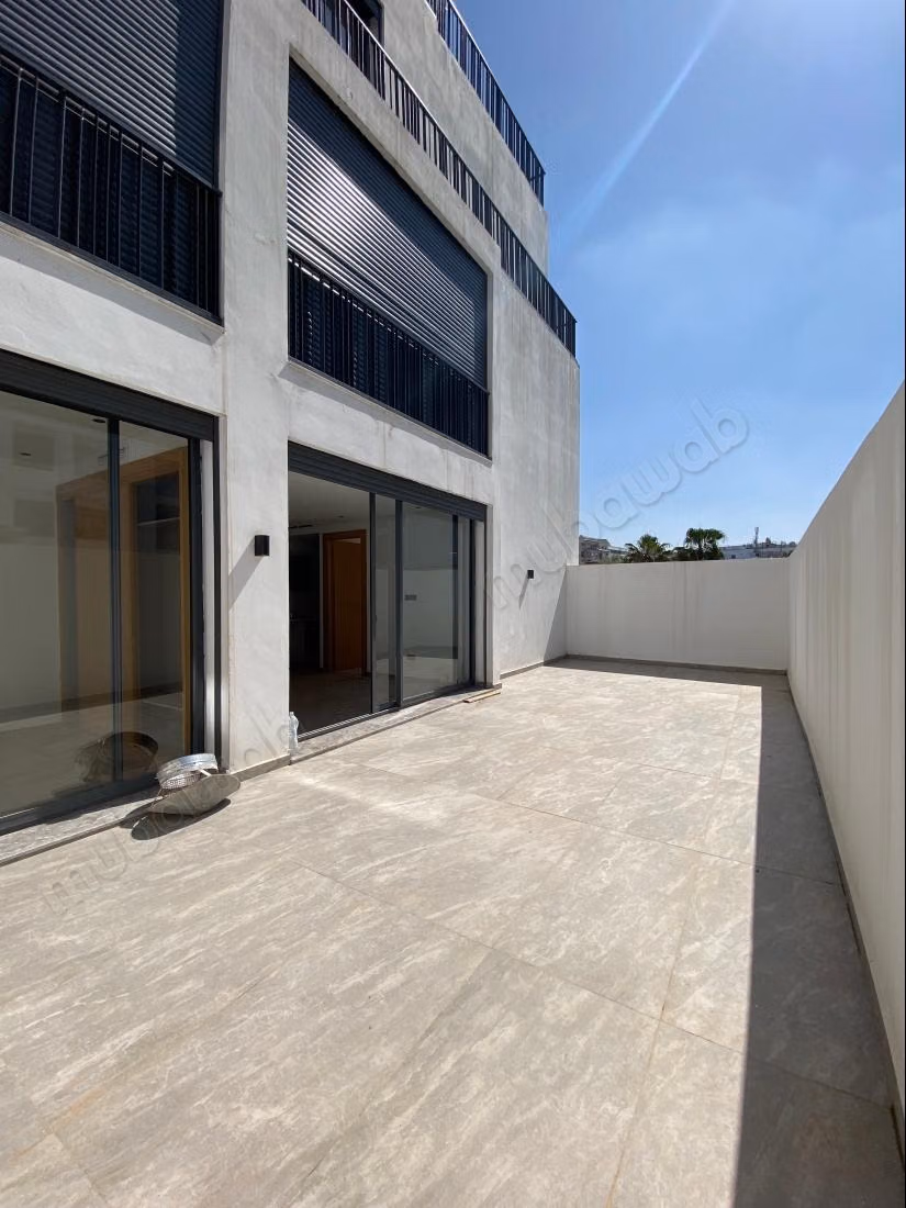 Superbe appartement à vendre à Les princesses. 
8 pièces confortables. 
Ascenseur et terrasse