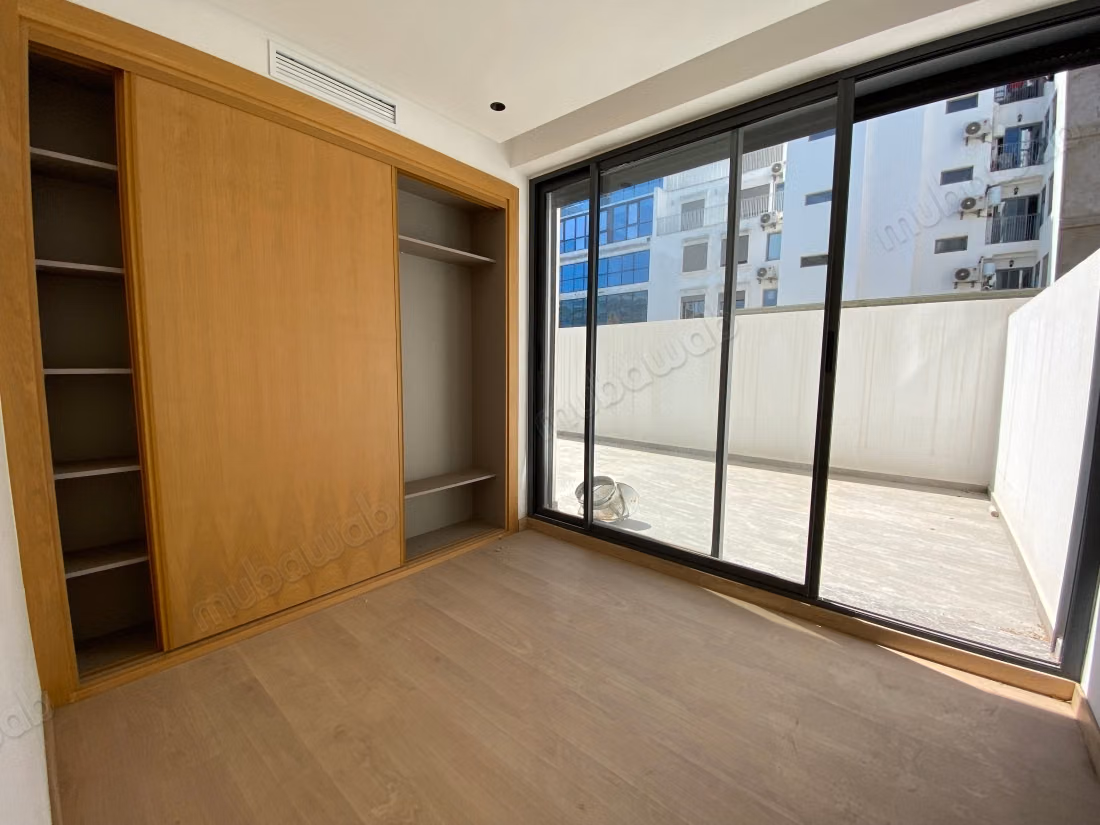 Superbe appartement à vendre à Les princesses. 
8 pièces confortables. 
Ascenseur et terrasse