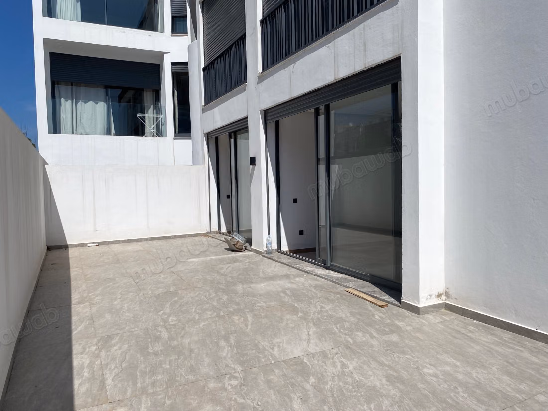 Superbe appartement à vendre à Les princesses. 
8 pièces confortables. 
Ascenseur et terrasse