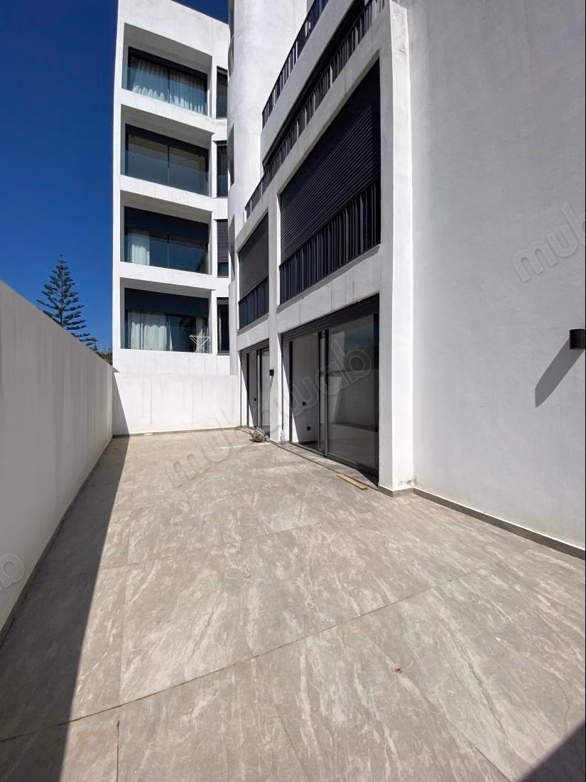 Superbe appartement à vendre à Les princesses. 
8 pièces confortables. 
Ascenseur et terrasse