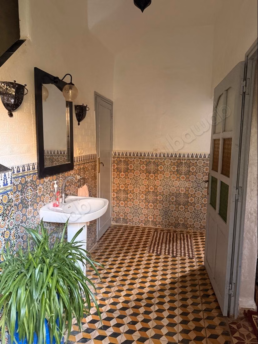 Superbe riad à vendre à Assarag. 5 chambres. Salon marocain traditionnel