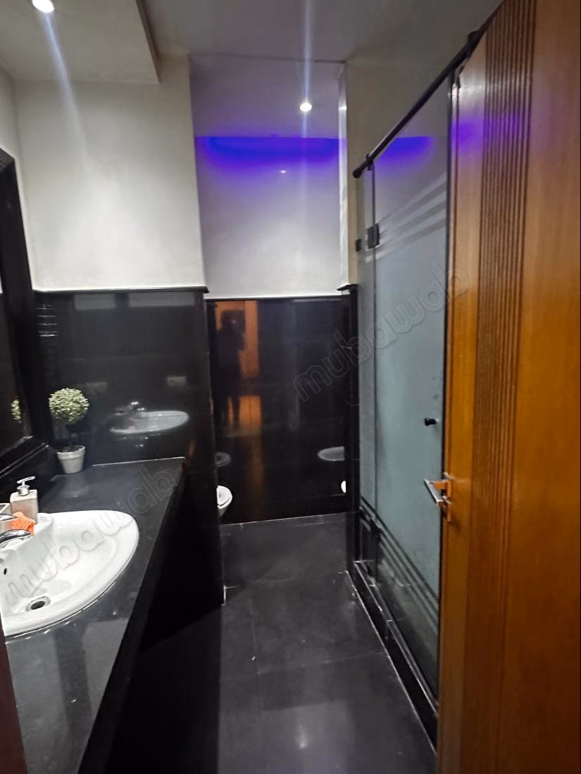 Huur dit appartement in Les Hôpitaux. 2 comfortabele kamers. Goed gemeubileerd