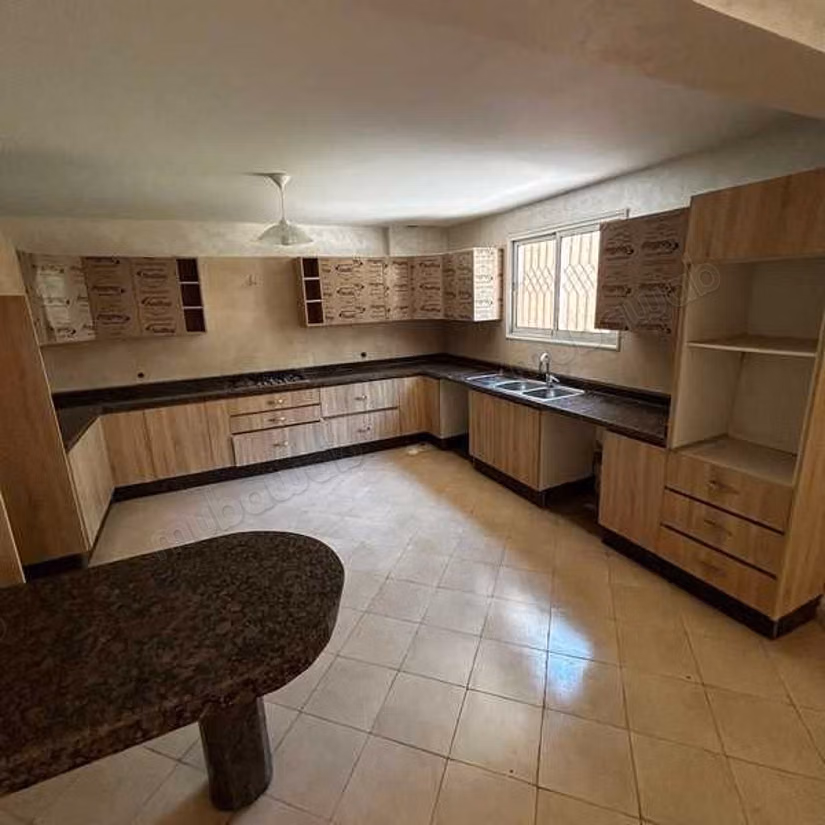 Villa en Venta de 253.0 m² en Bouskoura, Parque Industrial Cfcim