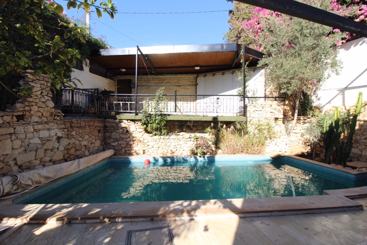 Encuentra tu próxima casa en Charaf. 4 hermosas habitaciones. Gran piscina