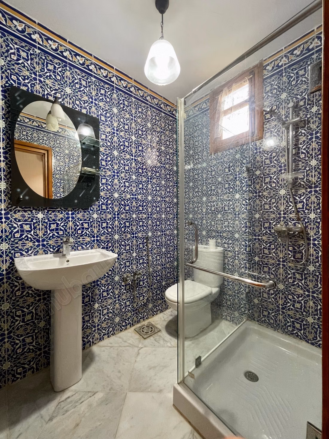 Villa coloniale avec des dépendances, Alain Savary