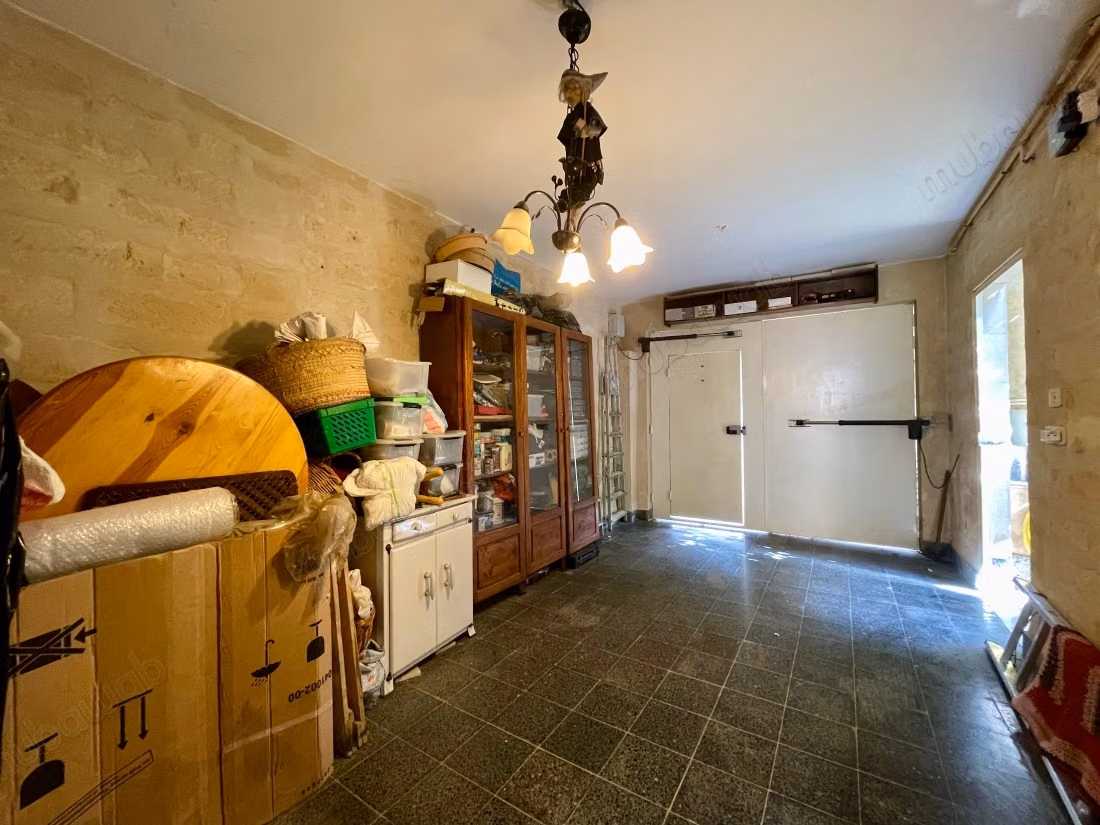Villa coloniale avec des dépendances, Alain Savary
