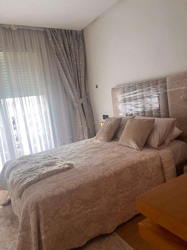 Appartement à louer à Oasis. 
2 chambres. 
Meublé