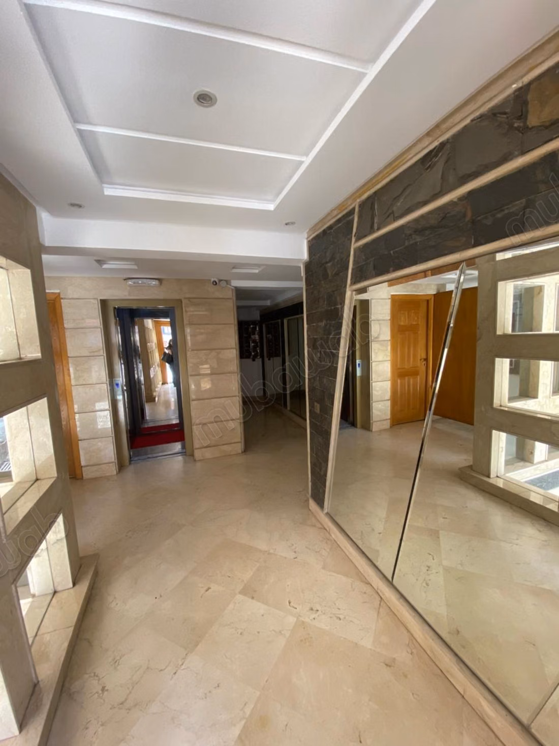 Louez cet appartement à Belvédère. 1 Pièce. Bien meublé