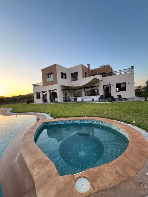 Luxe villa te huur aan de Ouarzazateweg. 8 comfortabele kamers. Goed ingericht